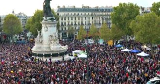 Copertina di Parigi, migliaia di persone in piazza per ricordare l’insegnante decapitato: le immagini