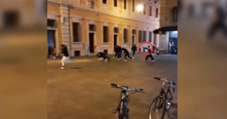 Copertina di Spari in centro a Reggio Emilia, il video dell’uomo che esplode i colpi: cinque feriti