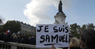 Copertina di “Je suis Samuel”: la Francia ricorda il prof decapitato. Sit-in per la libertà d’espressione tra rabbia e lacrime – FOTO