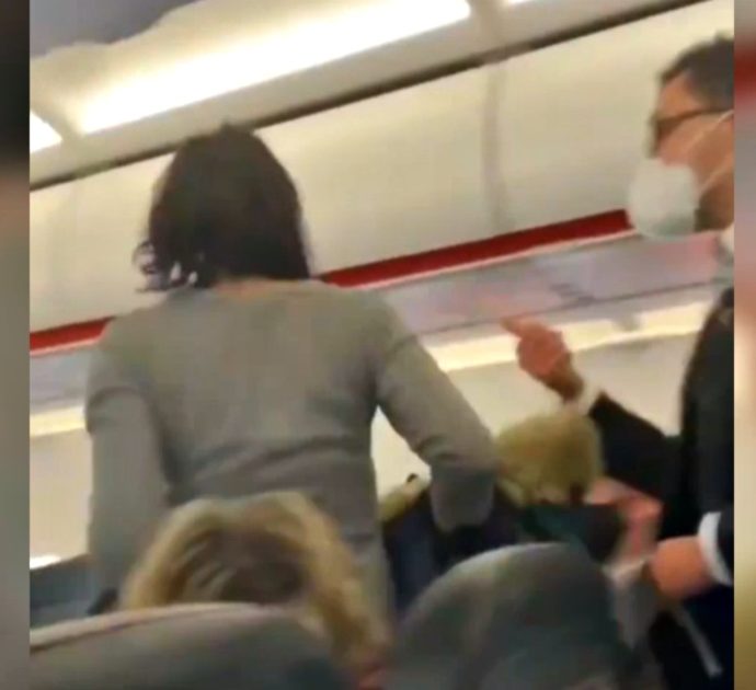 “Morirete tutti”. Poi tossisce sugli altri passeggeri: cacciata dall’aereo perché non vuole indossare la mascherina. Il video