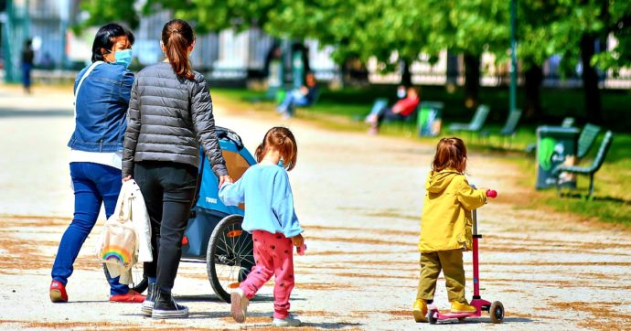 Torino, il tribunale nega il doppio cognome al figlio di due madri. Il comune va in appello: “Ingiusto, intervenga il Parlamento”