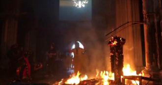 Copertina di Cile, manifestanti incendiano due chiese a Santiago durante le proteste: le immagini