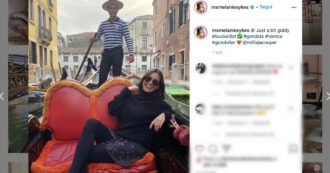 Copertina di Venezia, il giovane gondoliere conquista l’ex modella Melanie Sykes (di vent’anni più grande): la foto del bacio fa il giro del mondo