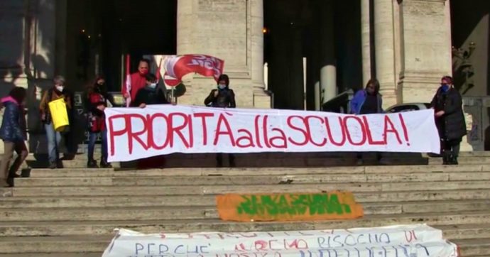 Scuola, scaglionare gli ingressi senza aumentare le corse? Allora via ai banchi a rotelle