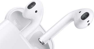 Copertina di Apple AirPods 2, auricolari wireless su Amazon con uno sconto del 27%