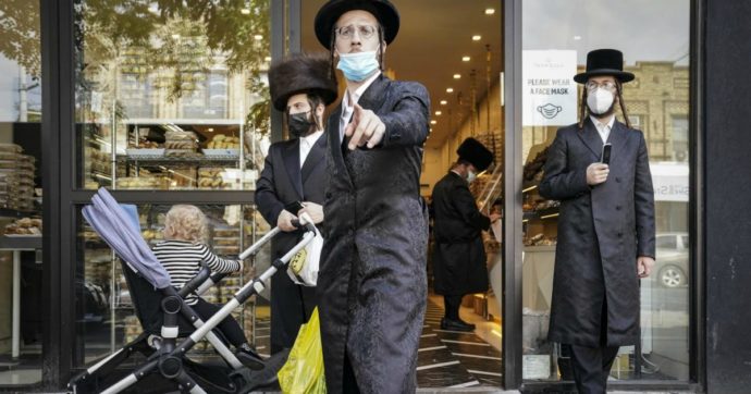 New York, ebrei ultraortodossi organizzano nozze in segreto col passaparola: 7mila invitati stipati in sinagoga