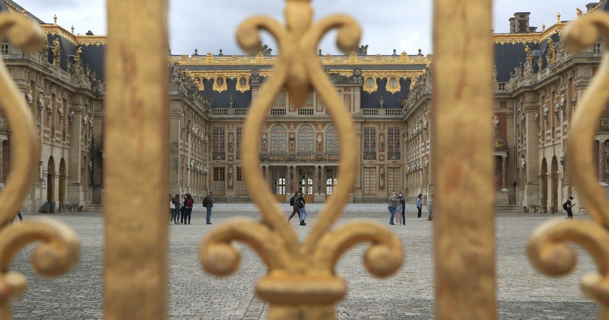 Arriva a Versailles in taxi, scala il muro della Reggia e con una bandiera in mano urla: “Sono il re”. Arrestato