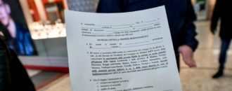 Copertina di Autocertificazione, quando scatta l’obbligo per gli spostamenti (anche nelle zone gialle e arancioni): ecco il modulo da compilare