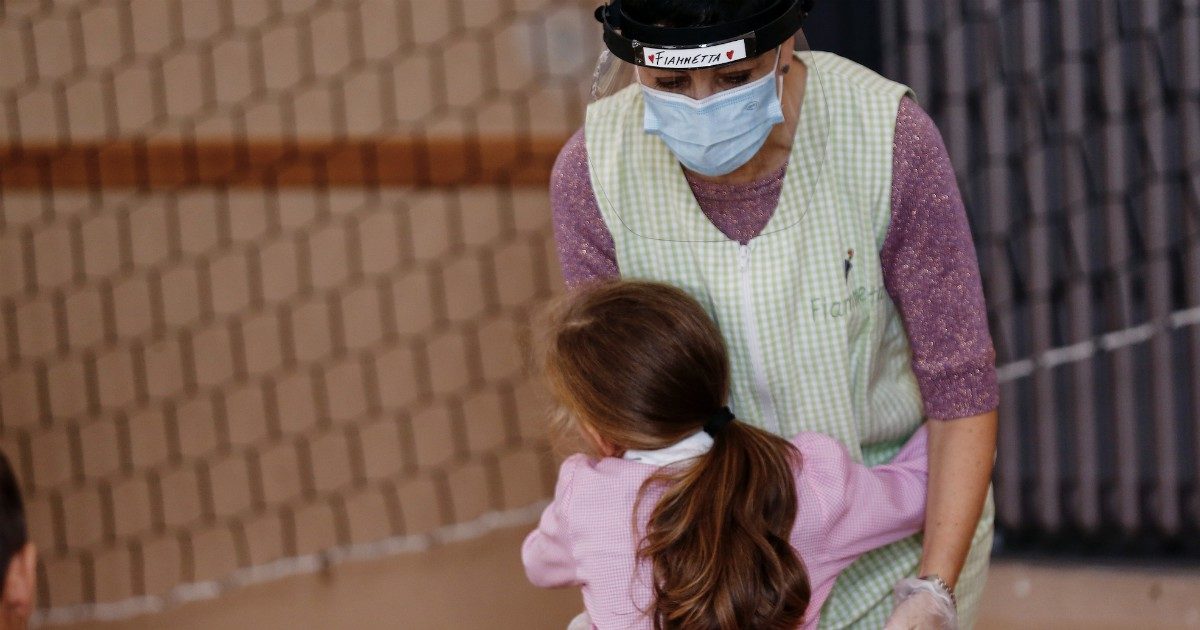 Bambina va a scuola con il gel lubrificante della mamma: “Serve per disinfettarmi. È caldo e morbido”