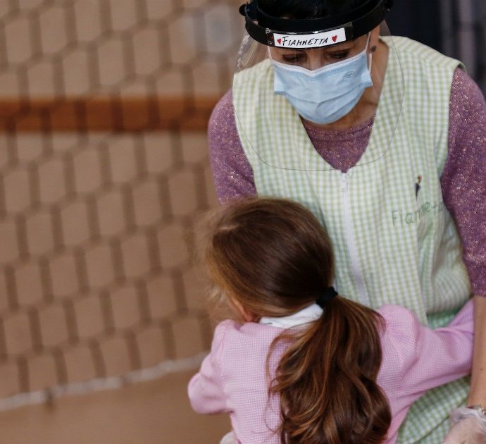 Bambina va a scuola con il gel lubrificante della mamma: “Serve per disinfettarmi. È caldo e morbido”