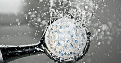 Copertina di Lavarsi troppo può essere nocivo? Ecco quali errori evitare (e come risparmiare acqua)