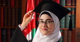 Copertina di Israa Altayeh, la 18enne che ha diagnosticato da sola la sua malattia cronica: ha studiato più di 200 libri. Nessun medico ci era riuscito