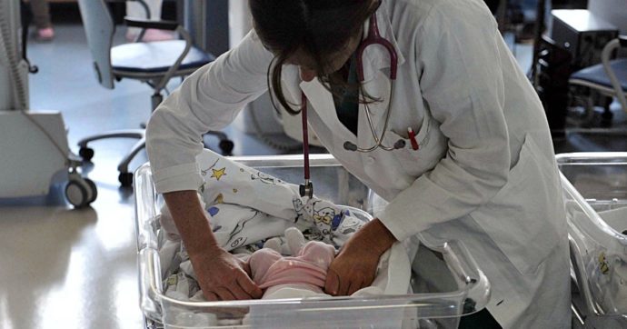 Palermo, la figlia neonata è positiva al Covid: la mamma la abbandona in ospedale