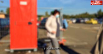 Copertina di Covid, a Roma 8 ore di coda per il tampone drive-in. Ma nei bagni chimici mancano sapone e gel igienizzante: “È un’indecenza”. Il video