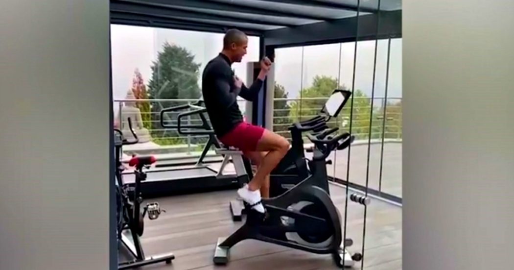 Cristiano Ronaldo, nuovo look e allenamento in casa dopo la positività al Covid: “Il successo si misura dagli ostacoli che superi”