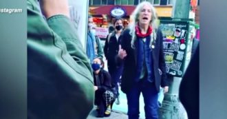 Copertina di ‘People have the power’, Patti Smith canta per le vie di New York ed esorta gli americani a votare