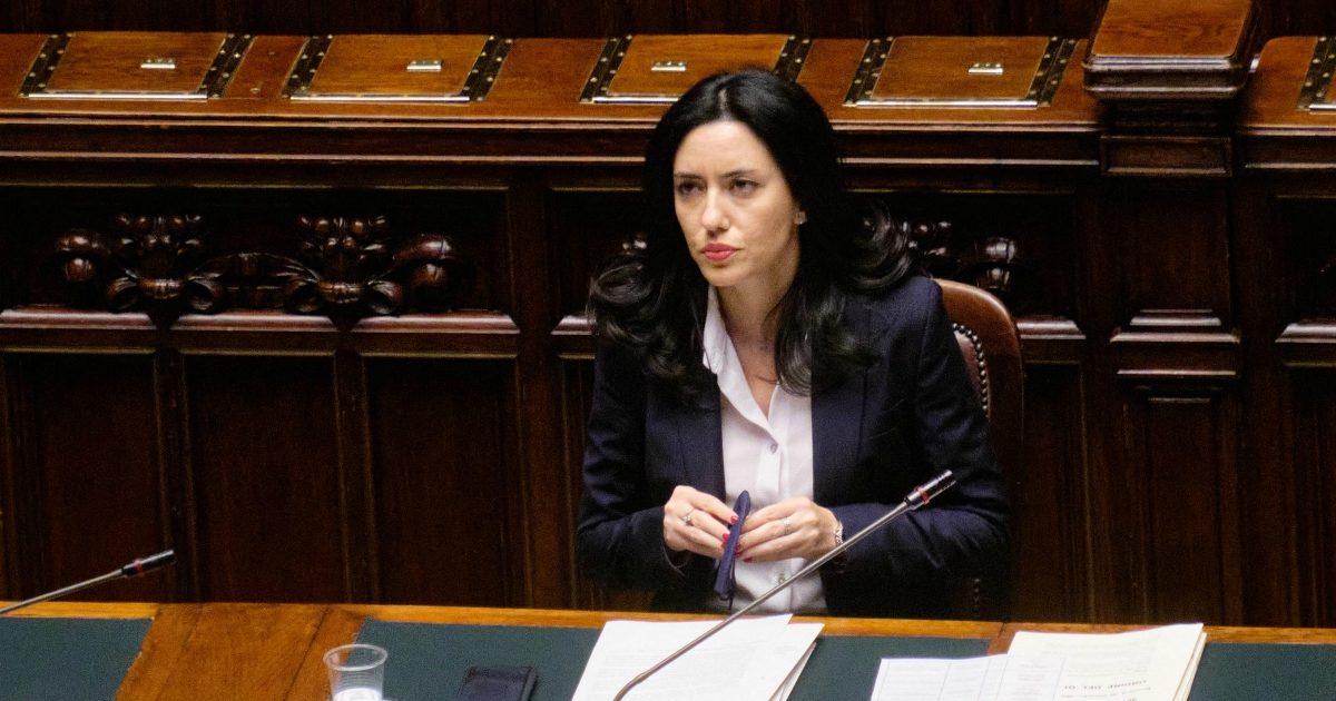 Azzolina scrive a Fontana e De Luca per tenere le scuole aperte. Il governatore lombardo: “Non ci sono risorse per potenziare i trasporti”
