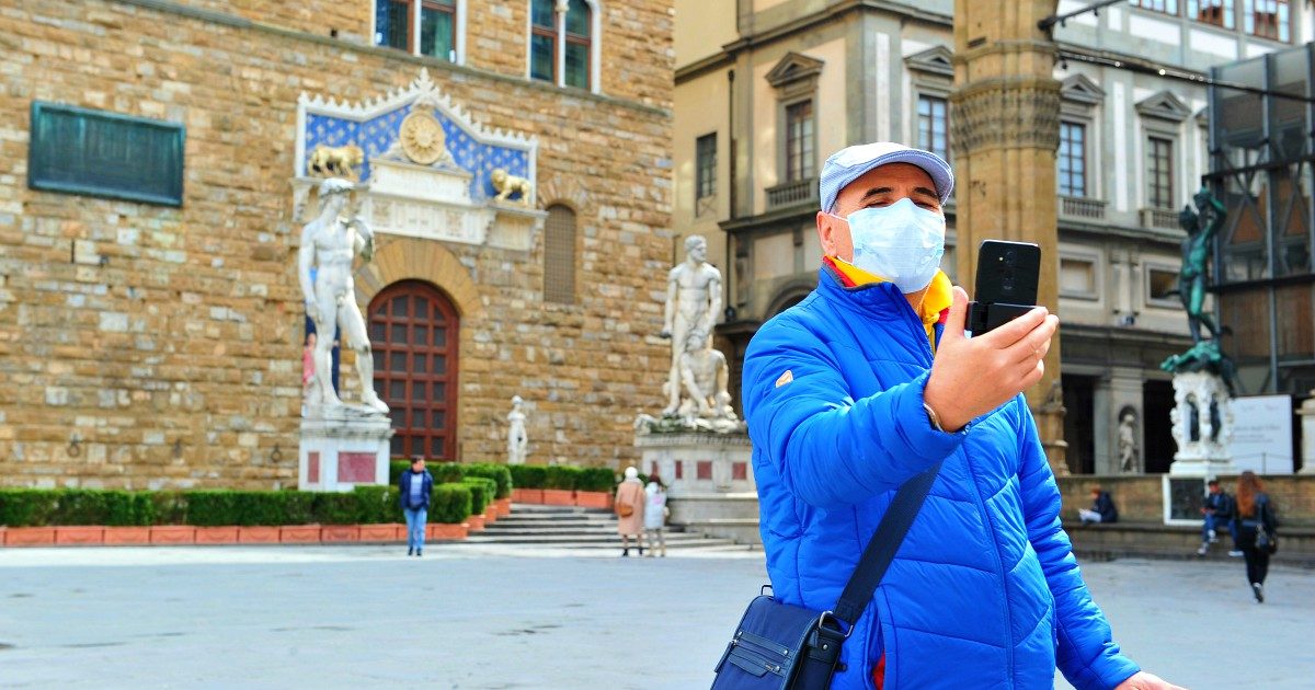 Coronavirus, la diretta – Sardegna verso lockdown per 15 giorni. Toscana, allo studio restrizioni su centri commerciali e trasporti. Nelle Marche dad alle superiori