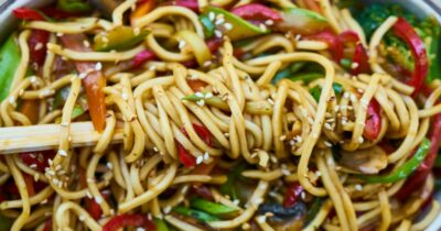 Copertina di Decine di dipendenti mangiano noodles di pollo e poi si sentono malissimo: società di catering sotto indagine per intossicazione alimentare