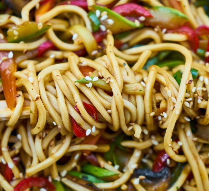 Intera famiglia morta per un’intossicazione alimentare: “Tutti e nove hanno mangiato quei noodles avariati”