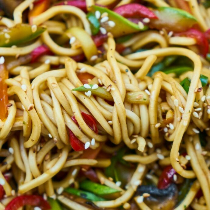Decine di dipendenti mangiano noodles di pollo e poi si sentono malissimo: società di catering sotto indagine per intossicazione alimentare