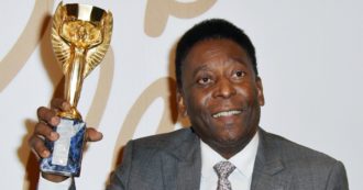 Copertina di Pelé di nuovo in ospedale: è ricoverato in terapia intensiva a San Paolo