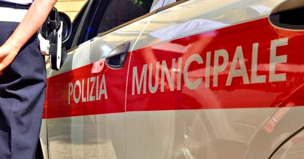 “Costretta a barricarmi in ascensore per evitarlo”: la sindaca denuncia molestie dall’ex comandante dei vigili urbani