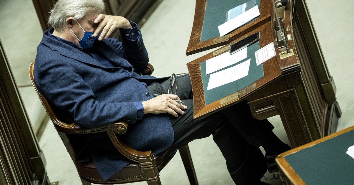 Vittorio Sgarbi fa un pisolino durante il discorso del premier Conte alla Camera: le foto
