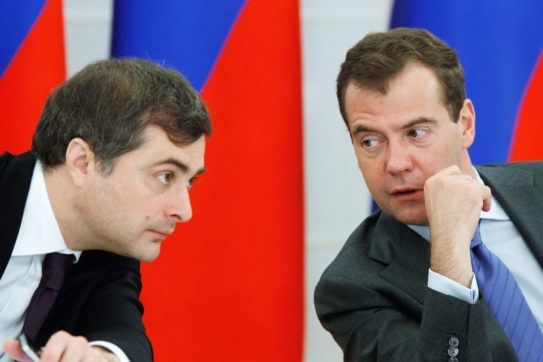 Copertina di Surkov è tornato: l’ex Faust del Cremlino, cacciato da Putin, ha portato in scena i Demoni