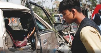 Copertina di “La tregua è solo per finta”. La prima linea dei medici