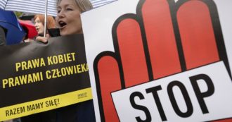 Aborto, la Polonia lo vieta anche in caso di malattie e malformazione del feto. Federazione donne: “È un’infamia dello Stato”
