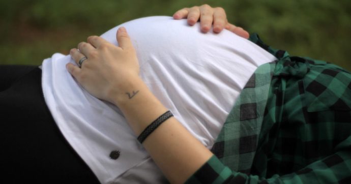 Il Portogallo regola la maternità surrogata, mentre la politica italiana si chiude a riccio