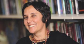 Copertina di “Il complottismo di QAnon si nutre degli scandali reali”