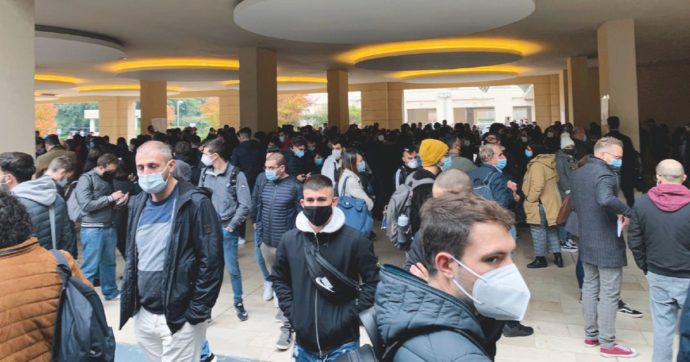 Ok al concorso degli insegnanti, assembramenti per Trenord