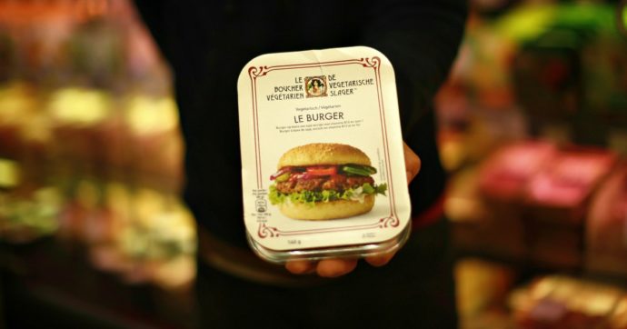 Hamburger vegani, saranno ancora possibili i riferimenti alla carne sulle etichette: nessun emendamento approvato dal Parlamento Ue