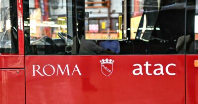 Copertina di Roma, “sei in ritardo”: offendono e minacciano l’autista Atac, poi prendono a sassate il bus