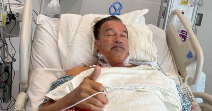 Arnold Schwarzenegger operato al cuore: l’annuncio ai fan dal letto dell’ospedale
