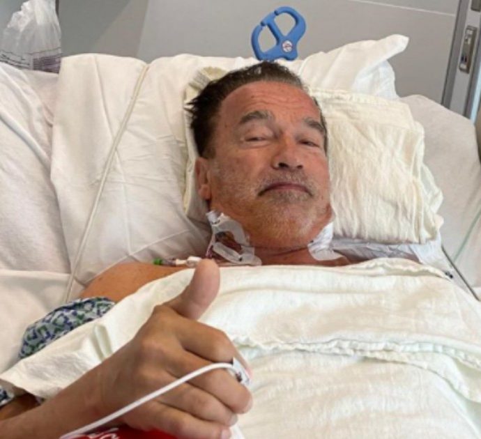 Arnold Schwarzenegger operato al cuore: l’annuncio ai fan dal letto dell’ospedale