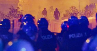 Proteste a Napoli contro le misure di De Luca: il corteo, poi lancio di fumogeni e scontri con le forze dell’ordine. Due arresti, 7 agenti feriti