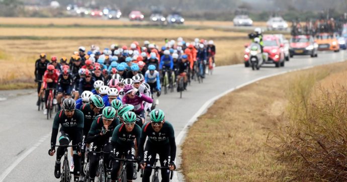 Copertina di Giro d’Italia, sciopero per freddo e fatica. Organizzazione furiosa, spettatori gabbati