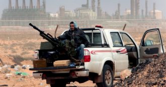 Copertina di Libia, giornalisti sequestrati e pestati mentre indagavano sulle prigioni dei migranti. Il reportage su FQ MillenniuM
