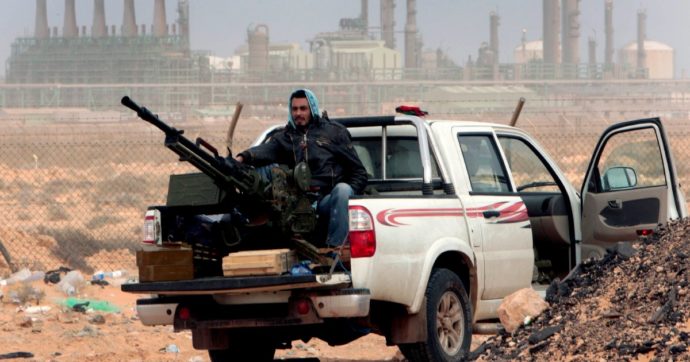 Libia, giornalisti sequestrati e pestati mentre indagavano sulle prigioni dei migranti. Il reportage su FQ MillenniuM