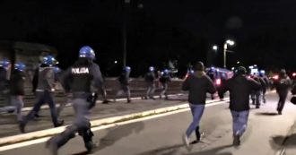 Copertina di Forza Nuova protesta contro il coprifuoco a Roma: motorini a fuoco, bombe carta e lancio di bottiglie contro la polizia. Il video