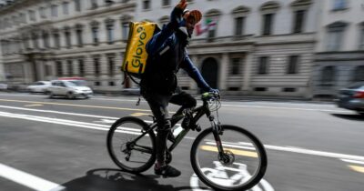 Copertina di Le vite “senza alternativa” dei rider di Glovo: “In media 900 euro al mese per 12 ore al giorno di consegne. Ma dobbiamo sopravvivere e mandare soldi a casa”