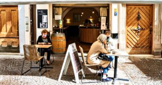 Copertina di L’Alto Adige revoca il lockdown totale (ma resta zona rossa) dopo lo screening. Locali e negozi, altra ordinanza anti-assembramenti in Veneto