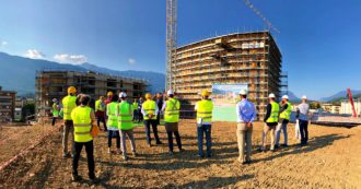 Copertina di Gli alberi abbattuti dalla tempesta Vaia “trasformati” in due palazzi. Ecco il cantiere di un progetto speciale