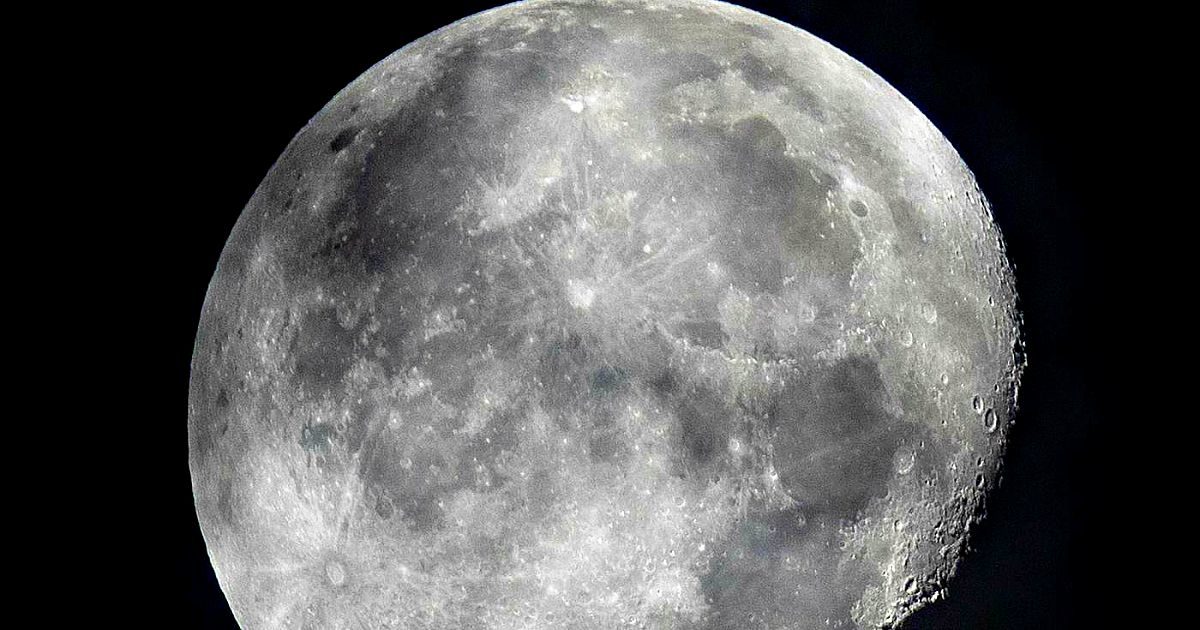 Luna, svelato il mistero dello strano “Cubo” sul lato oscuro: un rifugio alieno? Ecco di cosa si tratta davvero – FOTO