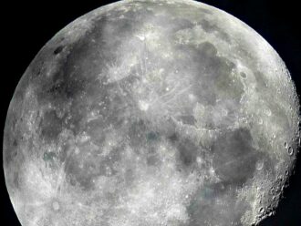 Acqua sulla Luna? “Così tanta da dissetare future colonie”. L’ipotesi in due studi sulle “trappole fredde” del nostro satellite