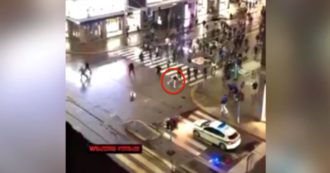 Coronavirus, a Milano bombe carta contro l’auto della polizia: le immagini degli scontri