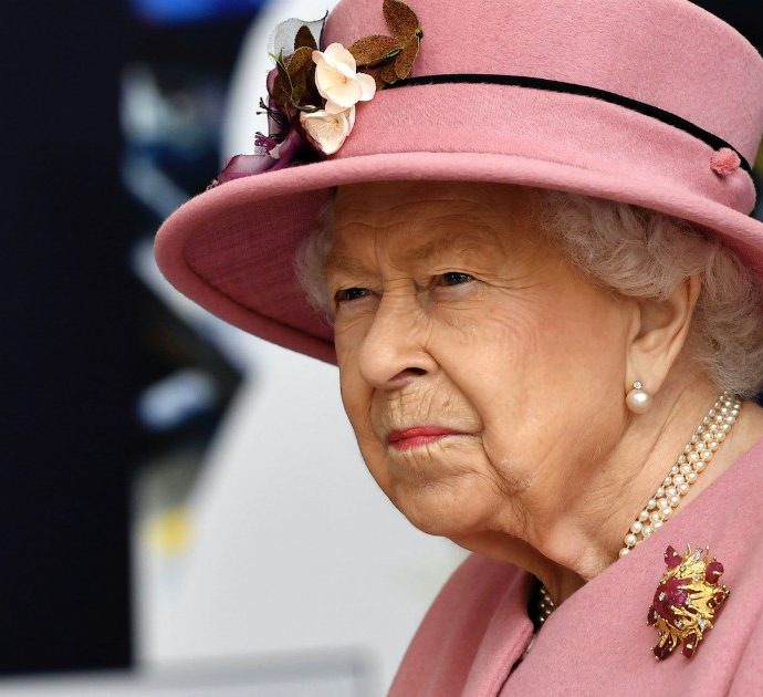 La Regina Elisabetta rifiuta il premio “Anziana dell’anno”: “Vecchio è chi ci si sente”